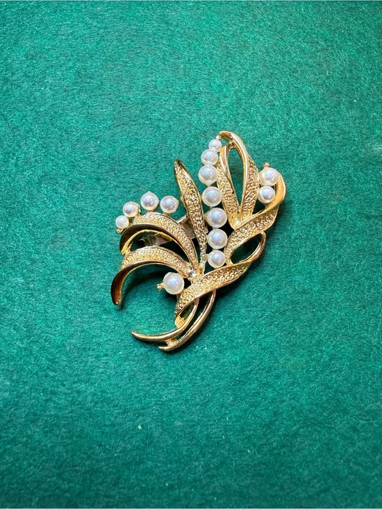 Jewelry - Vintage Faux Pearl Floral Brooch Gold Tone Mid Century Statement Pin